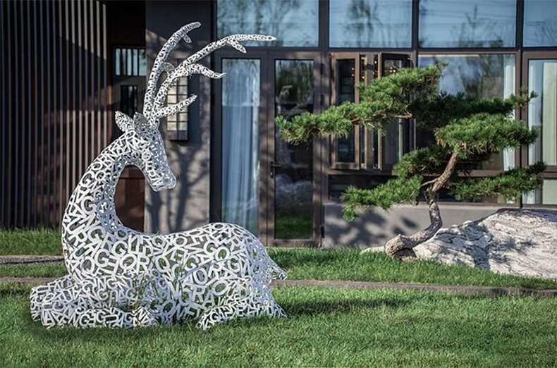 不銹鋼鹿，不銹鋼鏤空鹿，鏤空鹿景觀擺件，鏤空鹿雕塑，河北不銹鋼鹿廠家.jpg
