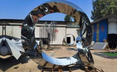 不銹鋼景觀雕塑有哪些特點(diǎn)和優(yōu)勢？