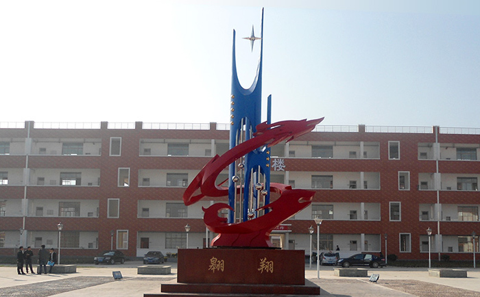 不銹鋼雕塑制作完成之后，需要對表面進(jìn)行打磨噴漆，這樣才可以獲得想要的表面效果，不銹鋼雕塑打磨噴漆有一些注意事項，下面給大家介紹一下。